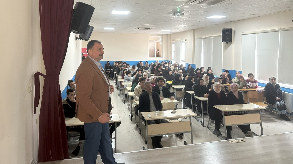 Okulumuzda 11. ve 12. sınıflara yönelik Eğitimci yazar Hasan Basri YİĞİT tarafından başarı ve motivasyon semineri verildi